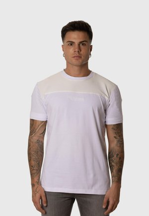 Camiseta blanca con un yugo texturizado blanco, mangas cortas y un diseño ajustado. Presenta un sutil detalle de logotipo en la parte delantera.
