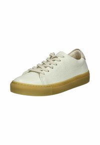 Baskets blanches en cuir avec une finition texturée, lacets beiges, col rembourré et semelle en caoutchouc naturel dotée d'un motif de traction.