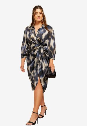 Friends Like These PLUS SIZE FIT - PRINTED WRAP MIDI - Vestito casual - blue