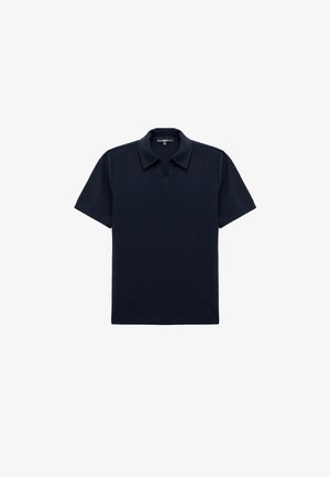 Tummansininen lyhythihainen polo-paita, jossa on ribbikuvio ja kaulus. Varustettu kolmella napilla ja suoralinjaisella helmalla.