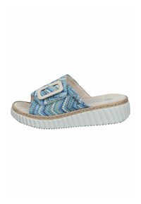 Sandale en tissu bleu et vert à enfiler avec une semelle blanche striée et une accent de boucle rectangulaire. Design à bout ouvert avec un pied en relief.