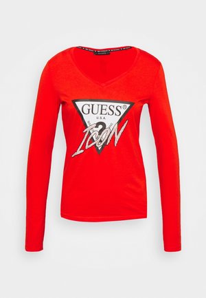 Rode lange mouwen V-hals shirt met een witte en zwarte Guess logo en "ICON" tekst in gestileerde letters op de voorkant.