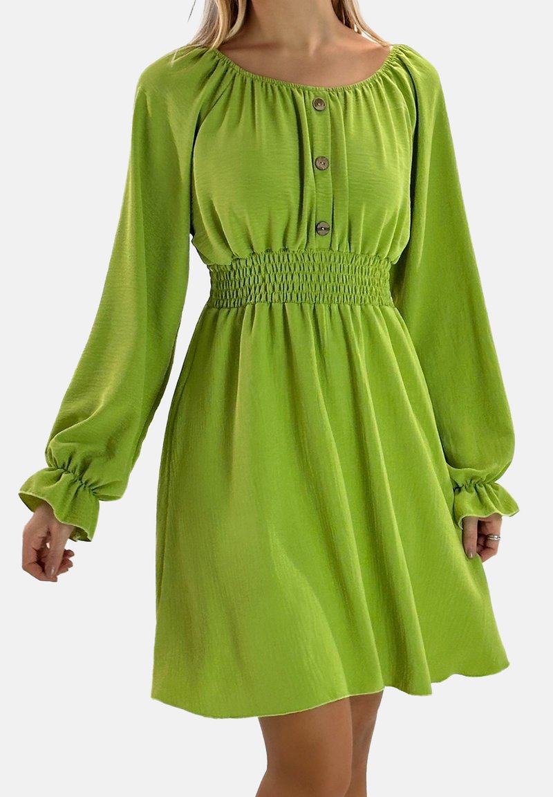 Vestido verde de manga larga con cintura fruncida, escote redondeado y detalles de botones. Hecho de tela ligera con textura suave.