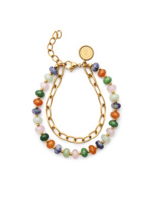 Bracciale con catena d'oro e perle ovali multicolori in blu, arancione, verde, rosa e bianco, con chiusura in oro e ciondolo rotondo.