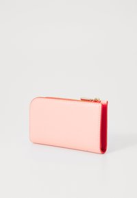 Rechthoekige portemonnee in roze en rode faux leer met een soepele textuur, voorzien van een ritssluiting en gouden hardware.
