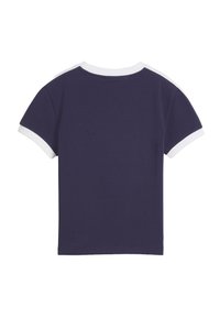 T-shirt bleu marine à manches courtes avec un col rond blanc et des accents blancs sur les manches. Texture douce et lisse, coupe standard.