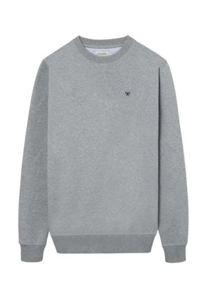 Sudadera gris lisa con cuello redondo, manga larga y un pequeño logo oscuro en el lado izquierdo del pecho.