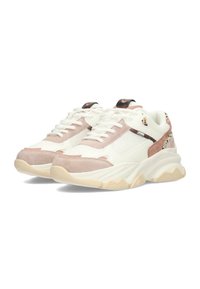 Zapatillas gruesas con parte superior de malla blanca y detalles en ante rosa. Cuentan con una suela texturizada y un sutil estampado animal en el talón.