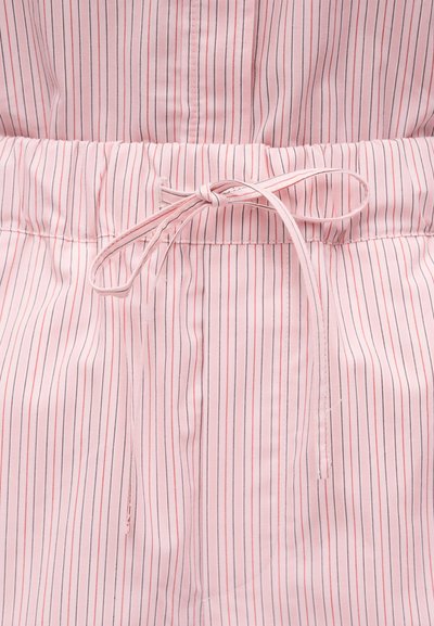 Ροζ ύφασμα με λεπτές κάθετες μαύρες και κόκκινες ρίγες, με δεμένο φιόγκο στο κέντρο μιας σούρας μέσης.