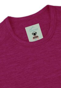 Merinowollshirt in einem lebhaften Fuchsienfarbton mit Rundhalsausschnitt, aus strukturiertem Stoff und mit einem Etikett für Normani Outdoor Sports.