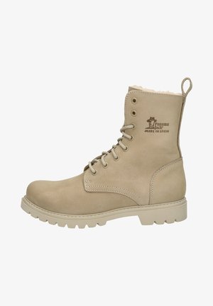 Beige Leder-Ankle-Boot mit runder Spitze, Schnürdesign und strukturiertem Obermaterial. Verfügt über eine Gummisohle und ein Logo an der Seite.