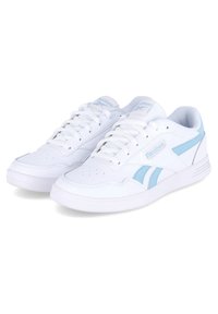 Baskets blanches avec accents bleu clair, dotées d'une tige synthétique lisse, d'un bout rond, d'une semelle en caoutchouc plate et d'un détail logo sur le côté.