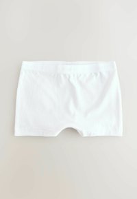Valkoiset puuvillashortsit, joissa on pehmeä rakenne, yksinkertainen vyötärö, jossa on hienovarainen brändäys, ja ne ovat suoran, leveän muodon leikkauksella.