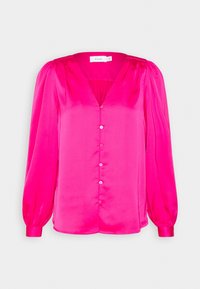 Blouse en satin rose vif avec manches longues bouffantes, col en V et cinq boutons à l'avant, présentée sur un fond blanc uni.