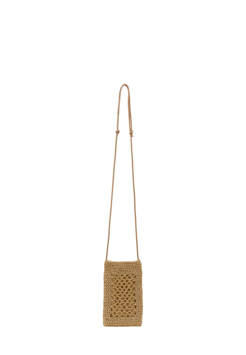 Borsa a tracolla all'uncinetto beige con un motivo a rete testurizzato e una sottile tracolla regolabile. Forma rettangolare, leggera e flessibile.