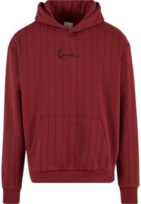 Sweat à capuche rayé rouge avec une poche avant, un cordon de serrage à la capuche et un logo brodé noir. Tissu doux avec des rayures verticales et des poignets côtelés.