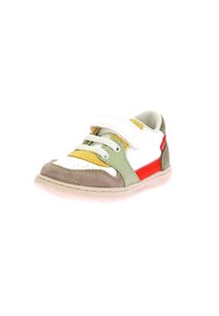 Baskets pour enfants en blanc, vert, jaune et rouge. Conçues en daim et cuir, avec une sangle Velcro et une semelle en caoutchouc texturé.