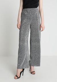 Silverpansar byxor med breda ben som har ett strukturerat mönster och en hög midja. Har en slät tygfinish och en hel längd.