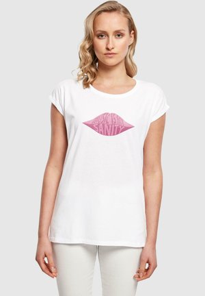 Weißes Baumwoll-T-Shirt mit umgeschlagenen kurzen Ärmeln, versehen mit einem grafischen Design in Form eines rosa Lippenabdrucks und dem Text "Musik ist mein Verstand" in einem Farbverlauf-Style.