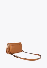 Borsa a tracolla in pelle marrone con una lunga tracolla regolabile, caratterizzata da una finitura liscia e un design a pattina pieghevole.