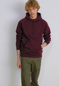 Carhartt WIP HOODED CHASE - Jersey con capucha - amarone/gold
