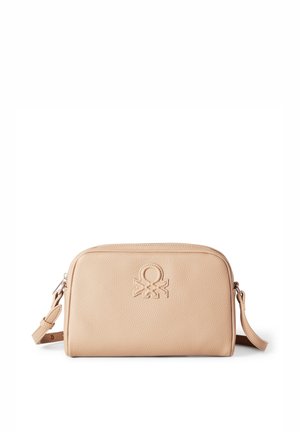 Borsa a tracolla in pelle beige con superficie testurizzata, chiusura con zip e logo impresso sul davanti. Tracolla regolabile per un trasporto versatile.
