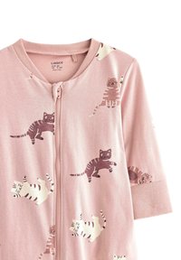 Rosa zip-up plagg med korta ärmar, som har lekfulla kattillustrationer i olika nyanser av brunt och vitt. Mjuk tygtextur.