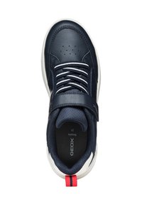 Sneaker blu navy con tomaia in pelle e rete, accenti bianchi e una fascia con chiusura a velcro. Presenta perforazioni per una buona traspirabilità.