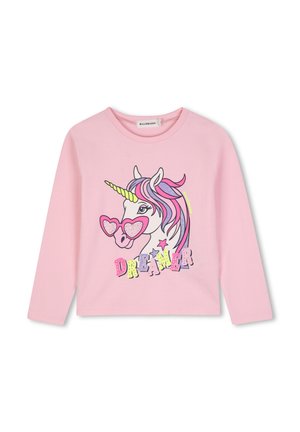 Roze shirt met lange mouwen met een kleurrijke eenhoorn die hartvormige bril draagt en het woord "DREAMER" in meerkleurige letters eronder.