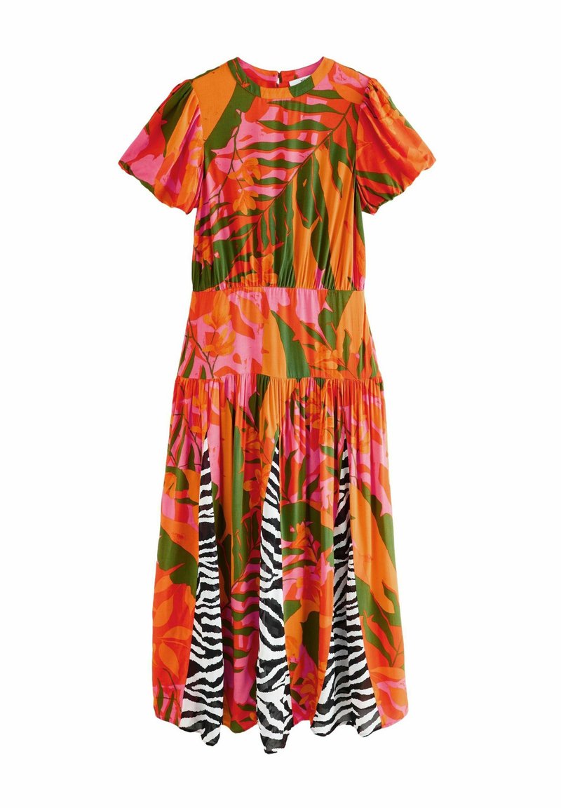 Monivärinen mekko, jossa on lyhyet puffihihat. Mekossa on kirkkaan oransseja, vaaleanpunaisia ja vihreitä kukkakuoseja sekä musta-valkoisia seepraraitakuosisia yksityiskohtia helmassa.