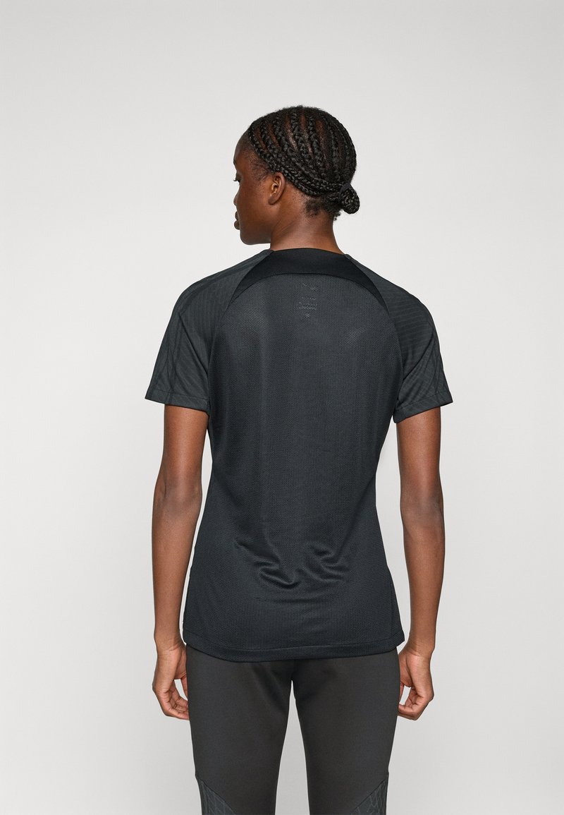 T-shirt sportivo nero a maniche corte, caratterizzato da un tessuto testurizzato e pannelli neri a contrasto sulle spalle, progettato per comfort e flessibilità.