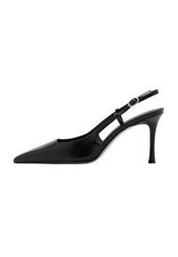 Pompe slingback en cuir noir avec un bout pointu, un talon fin, un design découpé et une sangle à boucle. Texture lisse avec une finition glossy.