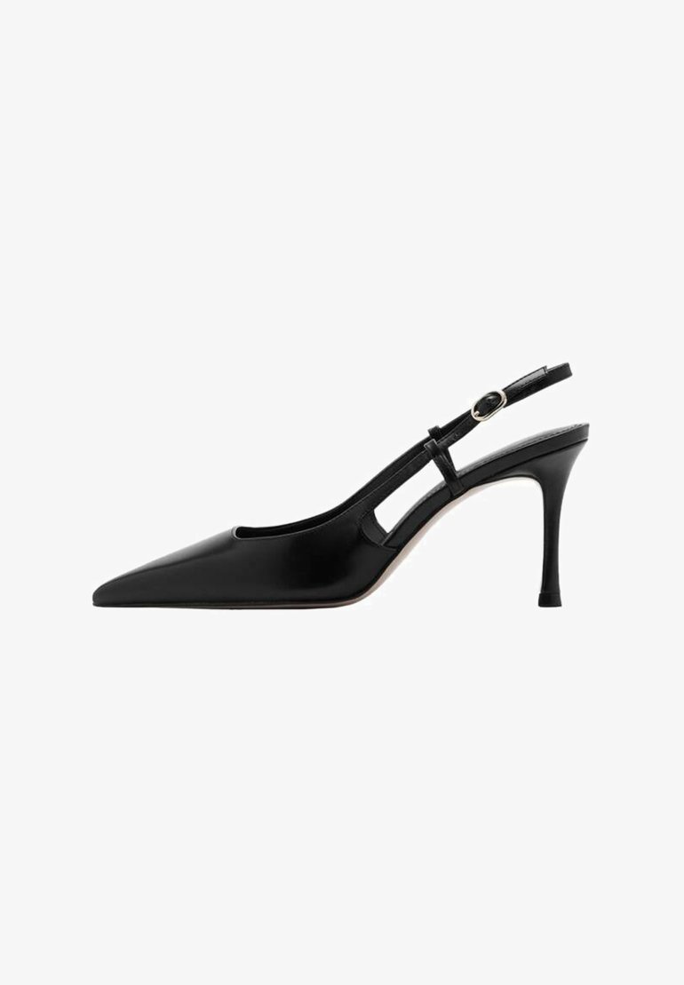 Pompe slingback en cuir noir avec un bout pointu, un talon fin, un design découpé et une sangle à boucle. Texture lisse avec une finition glossy.