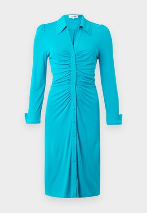 Vestido midi de manga longa em turquesa com franzido frontal, fecho com botões, gola pontuda e punhos com botões em fundo neutro.