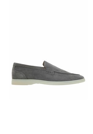 Grauer Veloursleder-Slipper mit weißer Gummisohle, niedrigem Absatz und einfachen Nahtdetails entlang der oberen Kante und rund um den Spann.
