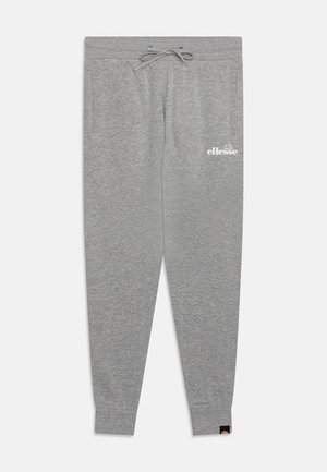 Lysegrå joggingbukser med elastisk talje og snor, sidelommer, manchetter ved anklerne og hvidt Ellesse-logo på venstre lår.
