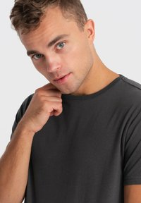 Ombre T-shirts basic - graphite