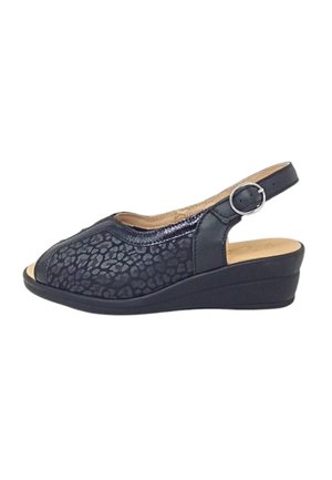 Le scarpe con zeppa nere presentano una tomaia testurizzata con un design a stampa leopardo, punta aperta e una tracolla regolabile con fibbia in argento.