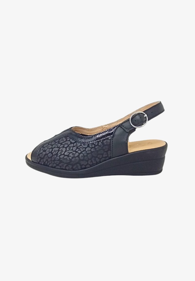 Le scarpe con zeppa nere presentano una tomaia testurizzata con un design a stampa leopardo, punta aperta e una tracolla regolabile con fibbia in argento.