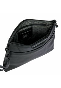 Pochette en cuir noir avec fermeture éclair, poche intérieure zippée, étiquette de marque et doublure en tissu à motif hexagonal.