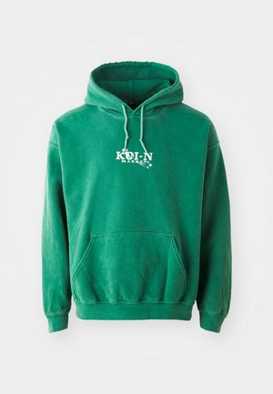 Zelená mikina s kapucí vyrobená z měkké látky, se střední kapsou, žebrovanými manžetami a šňůrkou na stažení kapuce. Obsahuje logo "KOL-N MARKET" v bílé barvě.