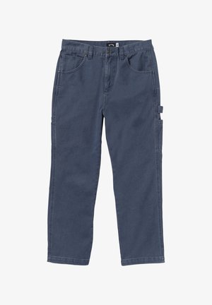 Calças cargo azul-escuras em denim, com múltiplos bolsos, design de perna reta e detalhes de costura discretos.