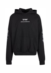 Svart hettegenser med frontlomme, "UPSC® UPSCALE STUDIOS 02-24" tekst på brystet, og stjernedesign på begge ermer.