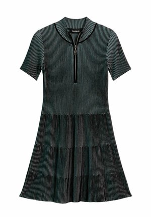 Sukienka z krótkim rękawem, z kołnierzem na zamek, wykonana z ciemnej tkaniny w pionowe paski. Rozkloszowana spódnica z plisowaną fakturą.