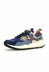 Sneaker in suede blu navy e grigio con design a più trame, accenti arancioni e blu, suola bianca spessa e lacci neri.