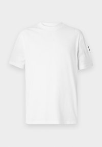 Witte katoenen t-shirt met korte mouwen en een ronde halslijn. Voorzien van een klein zwart logo op de linker mouw. Vloeiende textuur, normale pasvorm.