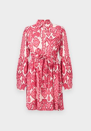 Φόρεμα μακριάς μανίκας μέχρι το γόνατο με κόκκινο και λευκό αφηρημένο σχέδιο, κουμπωτό μπροστινό μέρος, όρθιο γιακά και υφασμάτινη ζώνη δεμένη στη μέση.