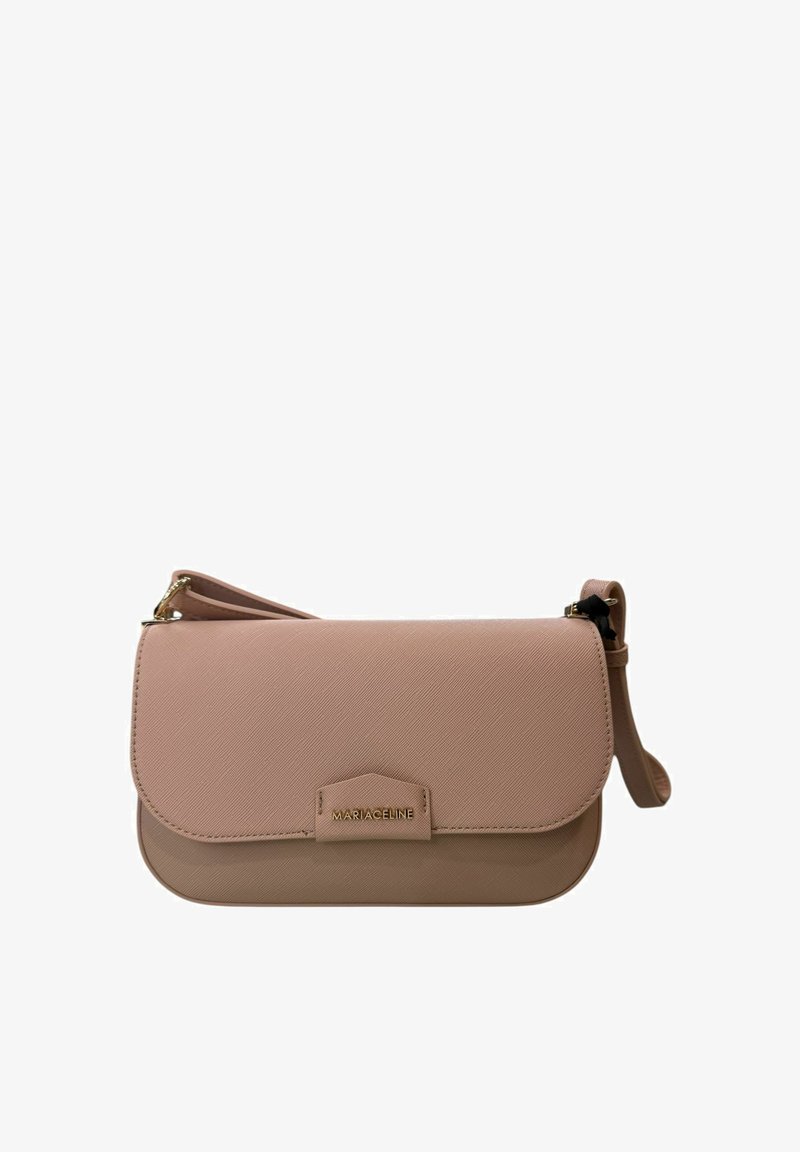 Borsa a tracolla in pelle sintetica testurizzata rosa, con una pattina pieghevole, hardware dorato e una tracolla rimovibile. Presenta un logo del marchio sul davanti.