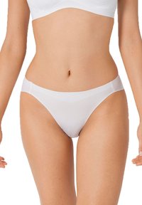 Cuecas brancas de biquíni com um tecido suave e elástico, apresentando um corte de cintura baixa e sutis detalhes texturizados ao longo da cinta.