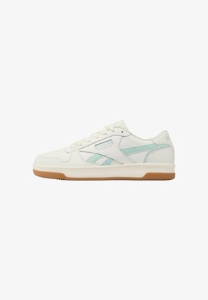 Sneaker bassa bianca con dettagli azzurri chiaro, chiusura frontale con lacci e suola in gomma naturale, vista laterale su sfondo bianco neutro.